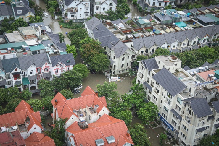 &#39;Ốc đảo triệu đô&#39; ngập sâu, người dân bỏ xe, vật vã lội nước đi làm - 2