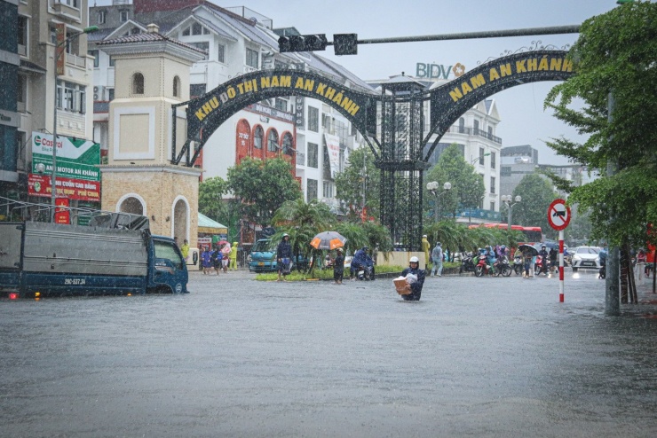 &#39;Ốc đảo triệu đô&#39; ngập sâu, người dân bỏ xe, vật vã lội nước đi làm - 3