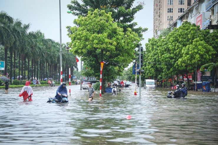 &#39;Ốc đảo triệu đô&#39; ngập sâu, người dân bỏ xe, vật vã lội nước đi làm - 4