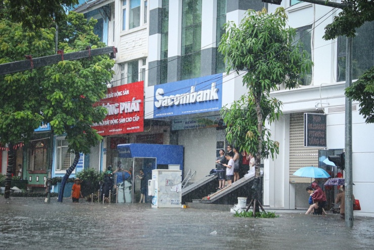 &#39;Ốc đảo triệu đô&#39; ngập sâu, người dân bỏ xe, vật vã lội nước đi làm - 9