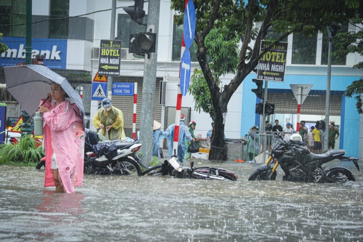 &#39;Ốc đảo triệu đô&#39; ngập sâu, người dân bỏ xe, vật vã lội nước đi làm - 11