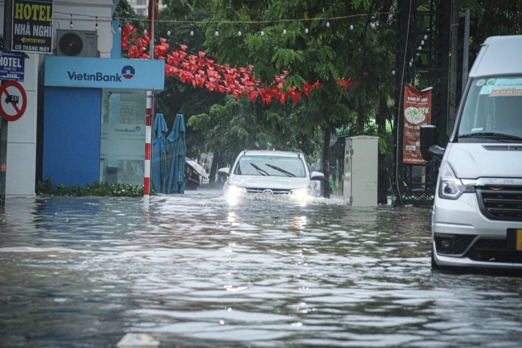 &#39;Ốc đảo triệu đô&#39; ngập sâu, người dân bỏ xe, vật vã lội nước đi làm - 12
