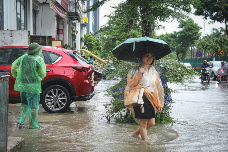 &#39;Ốc đảo triệu đô&#39; ngập sâu, người dân bỏ xe, vật vã lội nước đi làm - 16