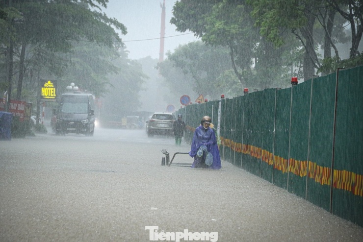 &#39;Ốc đảo triệu đô&#39; ngập sâu, người dân bỏ xe, vật vã lội nước đi làm - 15