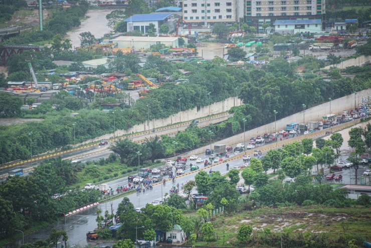 &#39;Ốc đảo triệu đô&#39; ngập sâu, người dân bỏ xe, vật vã lội nước đi làm - 17