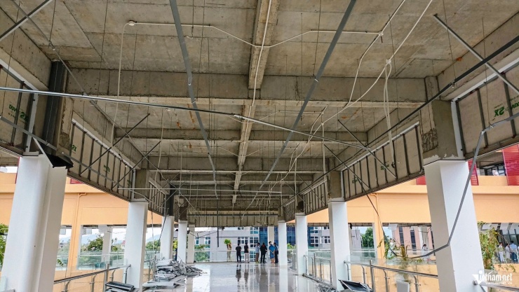 Gió thổi bay hết ốp trần, lộ ra hệ thống khung nhôm, dây điện