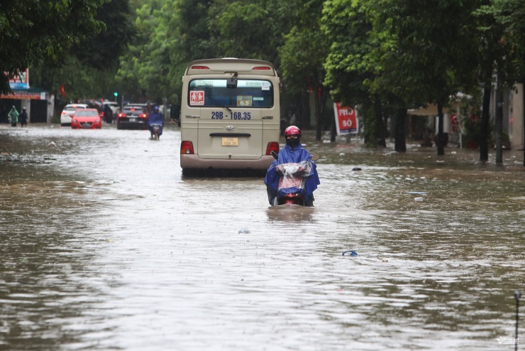 Hà Nội ngập lụt nhiều đường, Giám đốc quản lý hạ tầng cảnh báo - 1