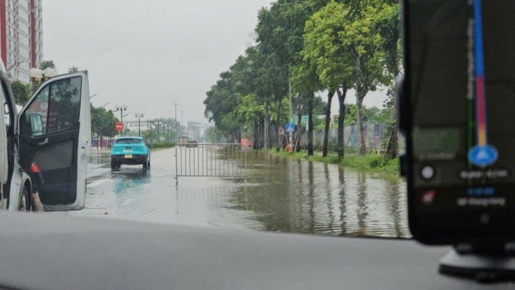 Tài xế phải đi đường vòng vì tuyến đường ngập sâu