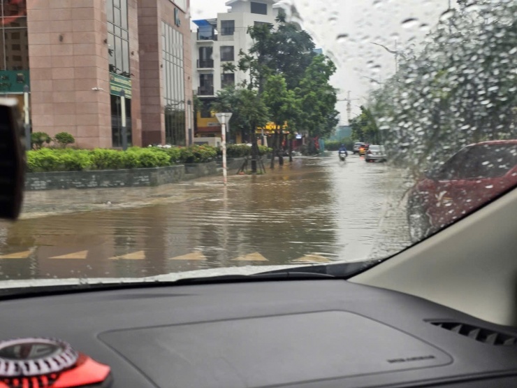Nhiều tuyến đường bị ngập