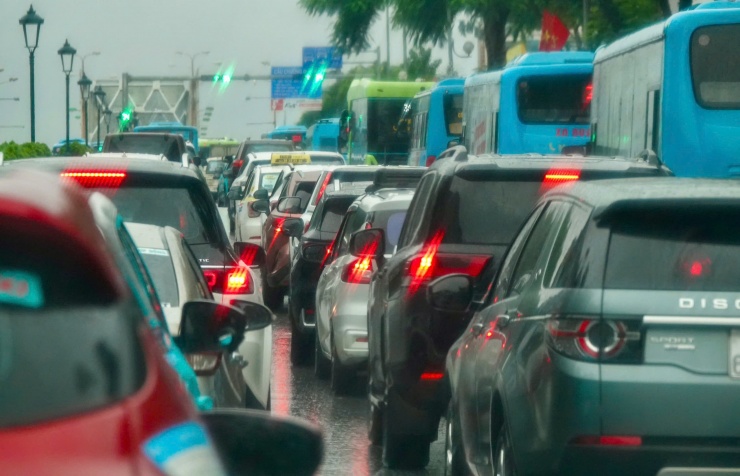 Tài xế mất nhiều thời gian đón trả khách vì kẹt xe trầm trọng Ảnh: Hoàng Triều