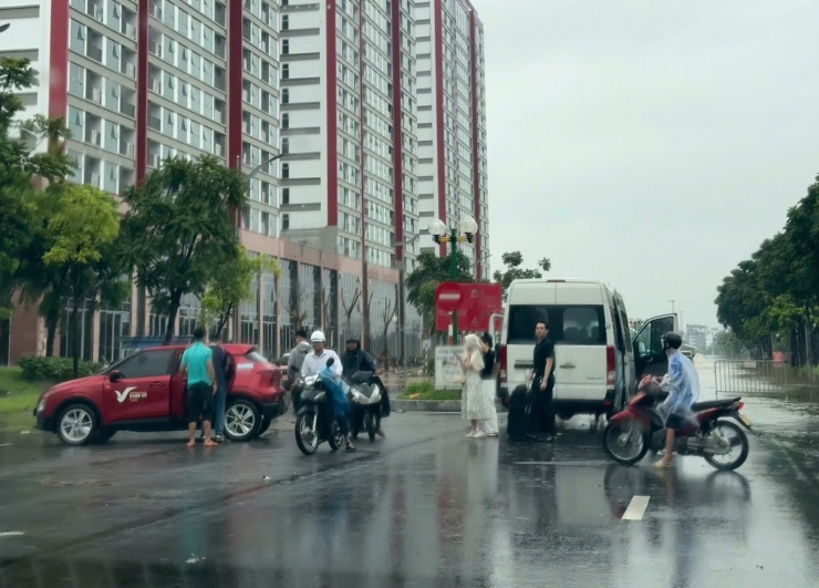 Hành khách phải xuống xe đi bộ vì đường ngập