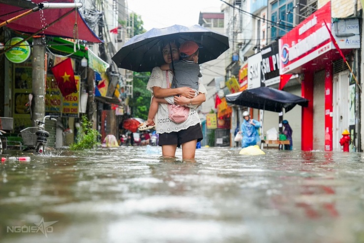 Các con ngõ tại khu vực đường Mỹ Đình cũng ngập sâu nửa mét, xe tê liệt, chỉ có người dân lội bộ trên đường. Ảnh: Tùng Đinh