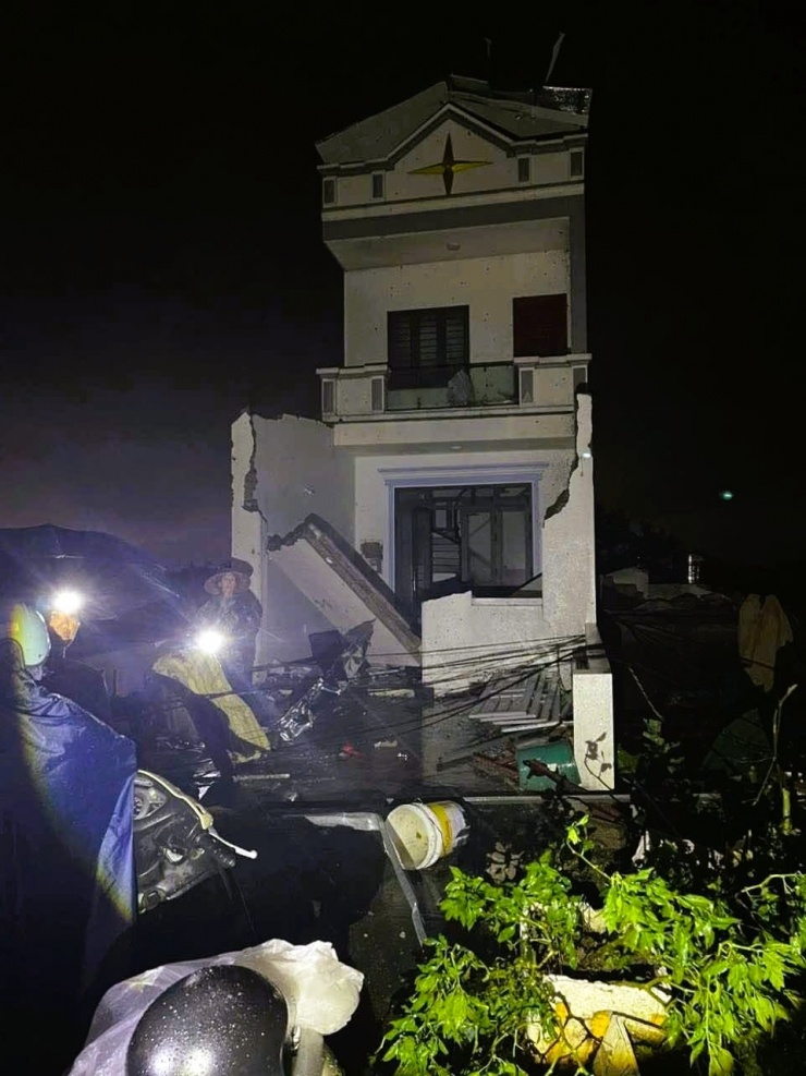 Nhà của người dân trên địa bàn phường Lý Thường Kiệt và Kim Bảng, tỉnh Ninh Bình bị thiệt hại do giông lốc