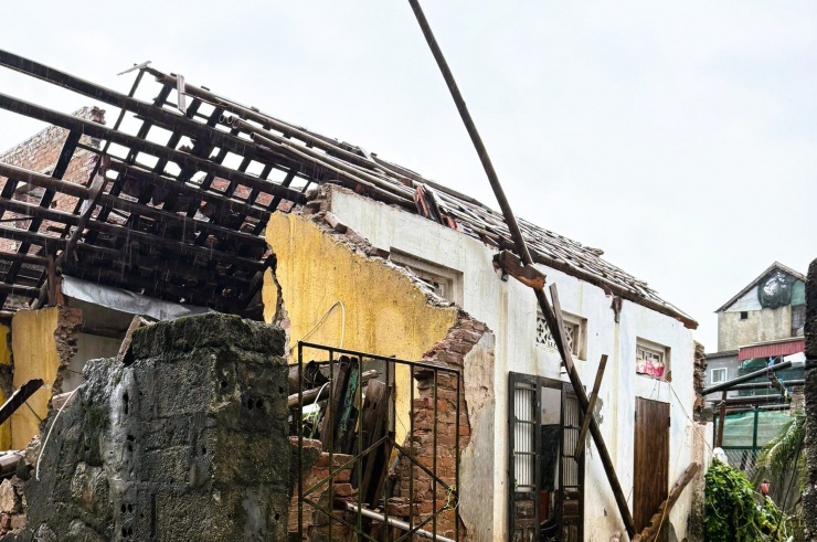 Sau trận cuồng phong, theo ghi nhận có hơn 200 ngôi nhà bị hư hại