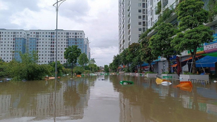 Khu chung cư Ecohome 3 đang chìm trong biển nước. Ảnh: Đ.C.