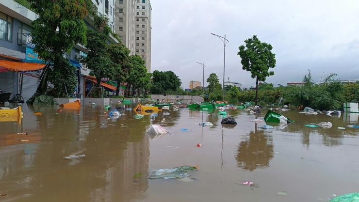 Chung cư ở Hà Nội thành &#39;ốc đảo&#39; sau mưa lớn, loạt ô tô dưới hầm bị nước bủa vây - 2