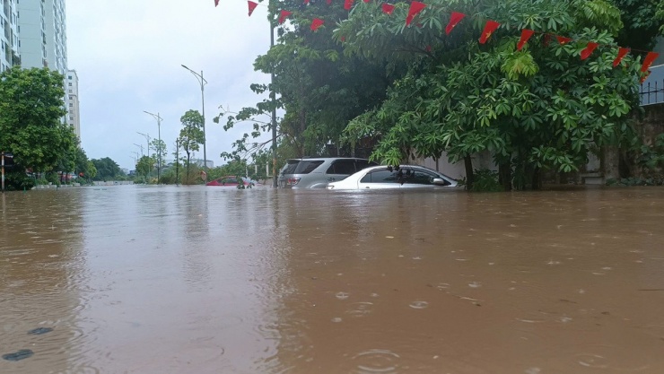Chung cư ở Hà Nội thành &#39;ốc đảo&#39; sau mưa lớn, loạt ô tô dưới hầm bị nước bủa vây - 8
