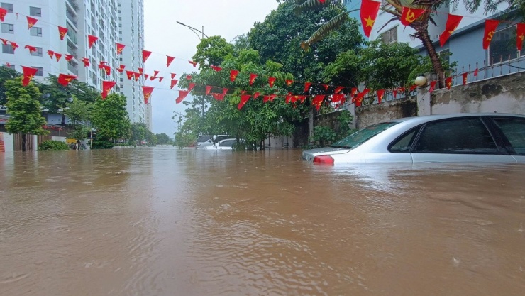 Chung cư ở Hà Nội thành &#39;ốc đảo&#39; sau mưa lớn, loạt ô tô dưới hầm bị nước bủa vây - 3