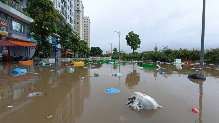 Rác thải, ô tô chìm sâu trong biển nước, người dân khó lòng phân biệt đâu là rác, đâu là tài sản. Ảnh: Đ.C.