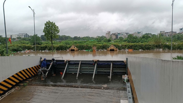 Người dân dựng tường tạm nên tạm thời nước chưa vào hầm để xe. Ảnh: Đ.C.