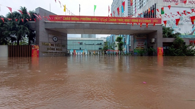 Trường tiểu học Đông Ngạc ngập sâu trong nước. Ảnh: Đ.C.