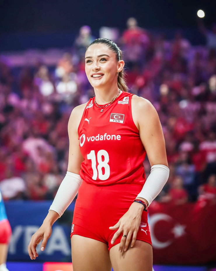 Nhan sắc 'cực phẩm' của VĐV bóng chuyền cao gần 2 m - 1