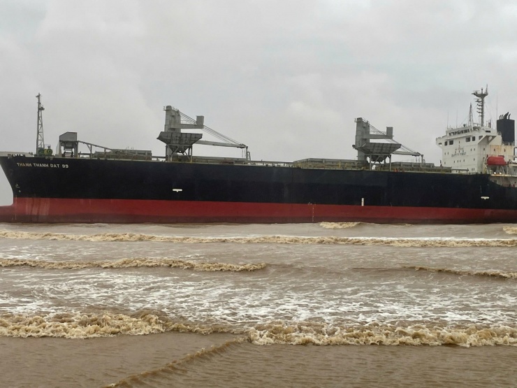 Tàu hàng 23.000 tấn mắc kẹt ở vùng biển Thanh Hóa. Ảnh: CTV