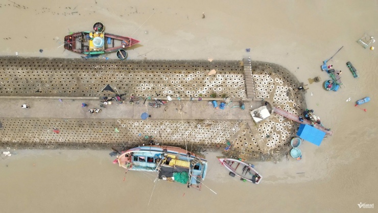 Tàu thuyền bị gió bão quật hư hỏng tại cảng Cửa Nhượng.