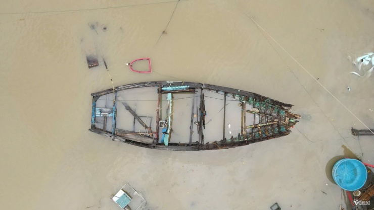 Những chiếc thuyền công suất nhỏ bị nhấn chìm sau bão số 5. 