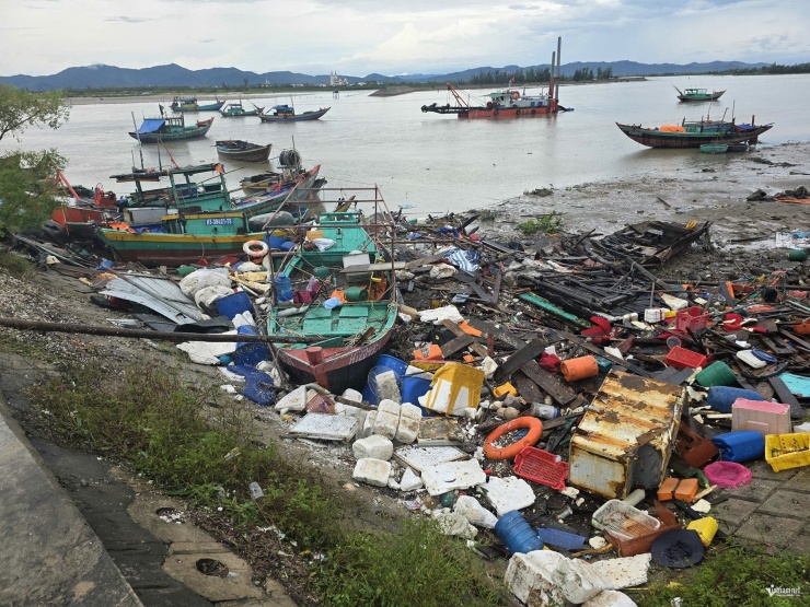 Hàng chục thuyền của ngư dân bị sóng đánh chìm, tơi tả sau bão số 5.
