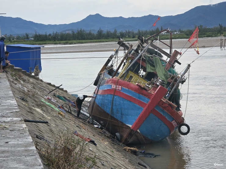 Gió xô lệch thuyền neo đậu tại cảng Cửa Nhượng.