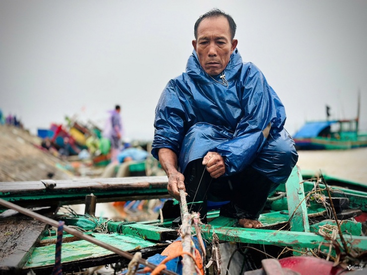 Ông Lê Xuân Tiến (57 tuổi, trú xã Thiên Cầm) thất thần sau cơn bão đi qua. "Thuyền đã bị đánh tan nát, máy móc chỉ bán sắt vụn, ván gỗ thuyền cũng chỉ để làm củi. Chúng tôi mất trắng, chẳng còn gì sau bão nữa rồi", ông Tiến nói.