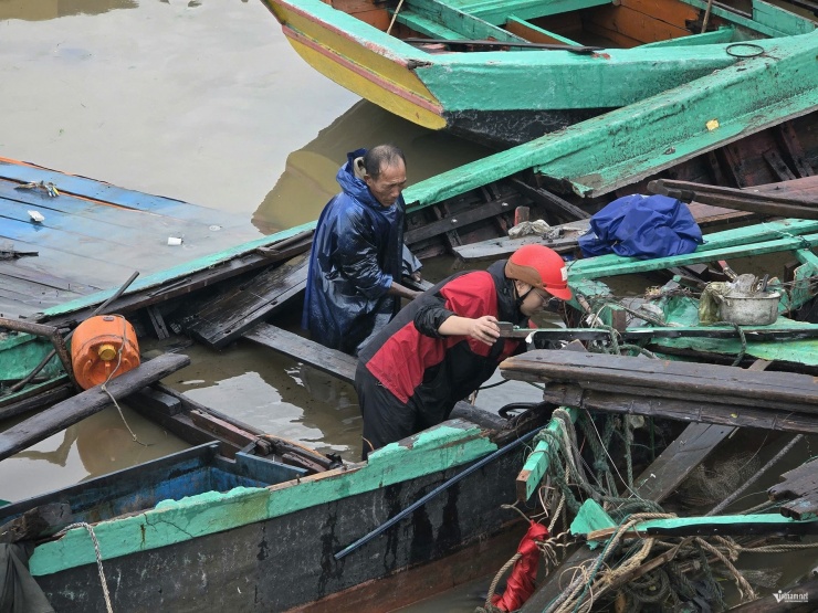 Tàu thuyền bị đắm, hỏng hóc nặng sau bão.