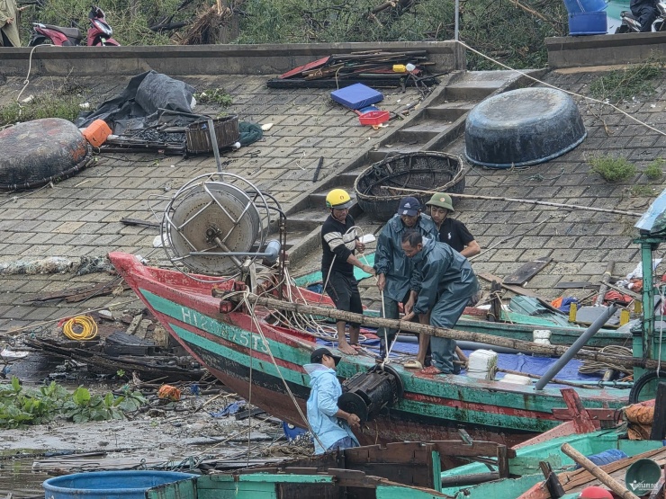 Sau cơn bão, người dân cố gắng vớt vát những tài sản còn khả năng sử dụng được để đưa về nhà.