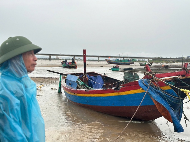 Câu nói cay đắng của người đàn ông Hà Tĩnh khi nhìn khối tài sản bị bão 'vò nát' - 9