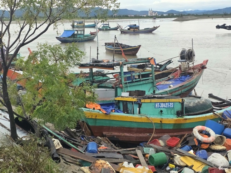 Câu nói cay đắng của người đàn ông Hà Tĩnh khi nhìn khối tài sản bị bão 'vò nát' - 8