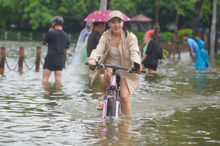 Người dân vừa đi vừa lo vì hai bên đều là hồ nước.