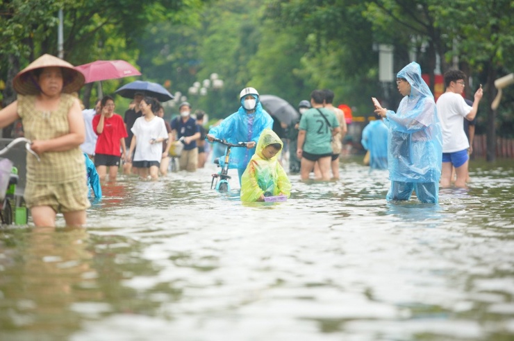Hồ Văn Quán, hồ Than Thở, các đường xung quanh hồ "hòa làm một", người dân lội qua biển nước lớn.