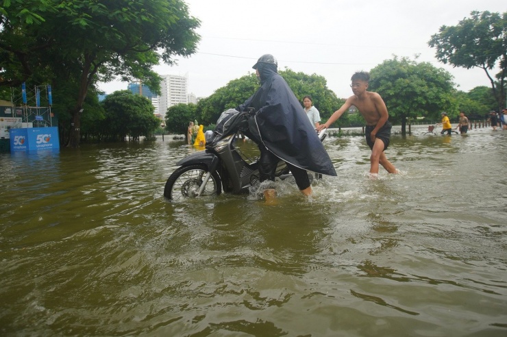 Nhiều phương tiện cần sự trợ giúp của người dân để lưu thông qua khu vực trên.