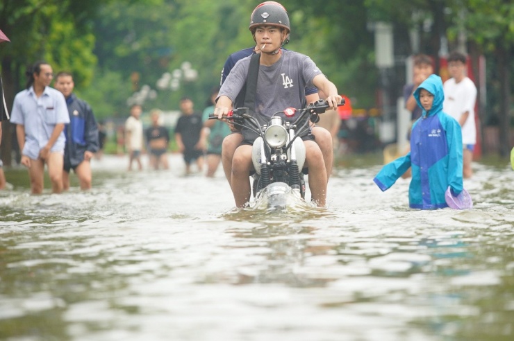 Một số xe máy "liều mình" băng qua biển nước.