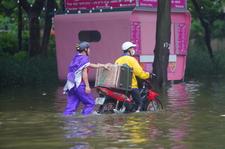Nhiều xe máy "chết đuối" khi băng qua đoạn đường ngập.