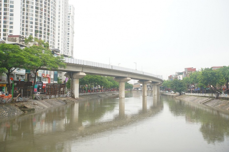 Nước sông Tô Lịch dâng cao sau trận mưa tầm tã.