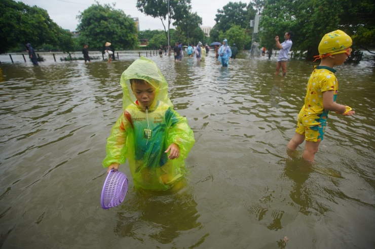 Đường và hồ &#39;hòa làm một&#39; sau mưa lớn, người dân lấy cọc làm mốc để lội về nhà - 12