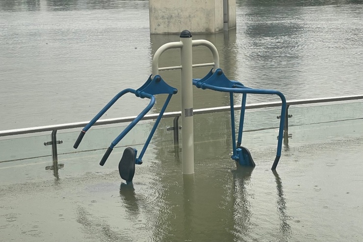Đường và hồ &#39;hòa làm một&#39; sau mưa lớn, người dân lấy cọc làm mốc để lội về nhà - 21
