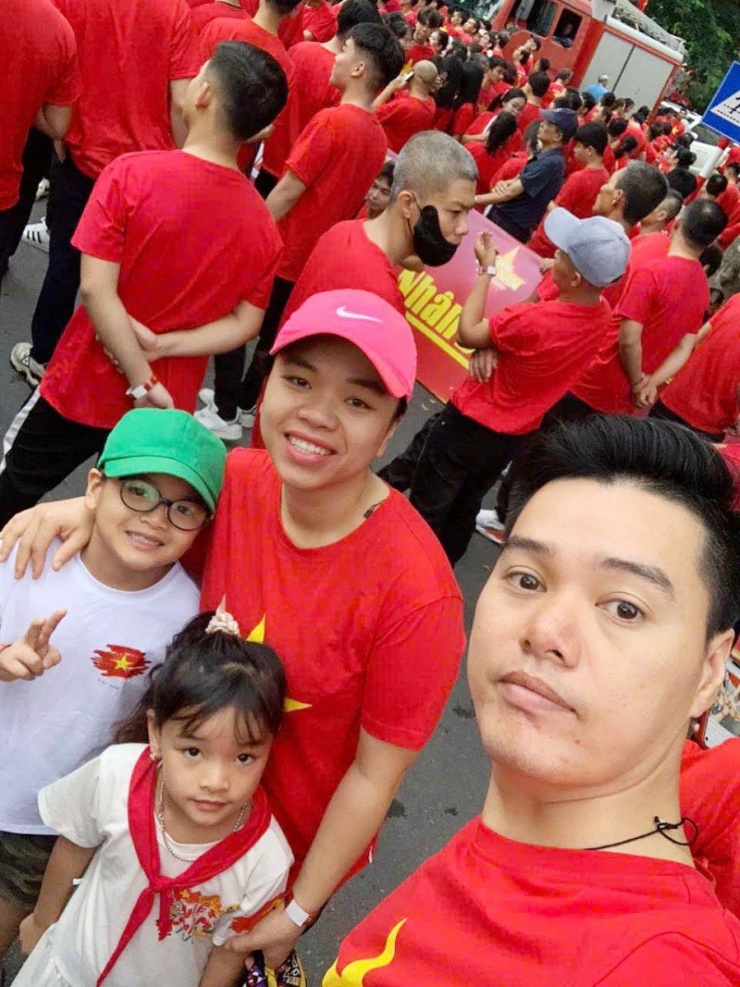 Gia đình chị Lan rất háo hức xem diễu binh