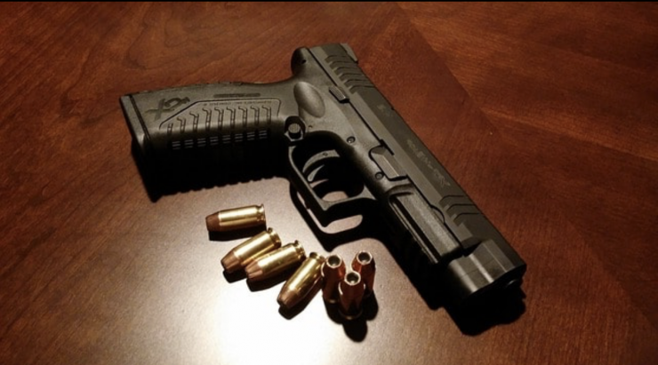 Một trong bốn đối tượng lạ mặt dùng súng bắn vào vùng bụng của nạn nhân Triều trên Quốc lộ 9 đêm 25/8 (Ảnh minh họa).