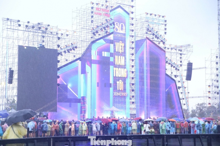 Concert Việt Nam trong tôi vẫn diễn ra tối nay dù Hà Nội mưa ngập. Trời mưa nặng hạt nhưng nhiều khán giả vẫn có mặt từ sớm để có chỗ đẹp, sát sân khấu nhất có thể. Chương trình dự kiến đón 15.000 khán giả.