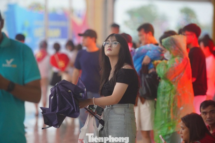 Ban tổ chức concert Việt Nam trong tôi cũng thông báo tổ chức chương trình quyên góp để sẻ chia với đồng bào miền Trung. Đại diện ban tổ chức nhấn mạnh âm nhạc trong concert hôm nay không chỉ là nghệ thuật, mà còn là sợi dây kết nối triệu trái tim, cùng chung nhịp đập của tình quê hương, nghĩa đồng bào.