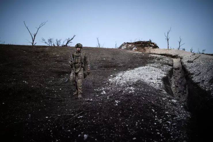 Một binh sĩ Ukraine tại vị trí tiền tuyến bên ngoài TP Toretsk, thuộc khu vực Donbass, miền đông Ukraine. Ảnh: TYLER HICKS/THE NEW YORK TIMES