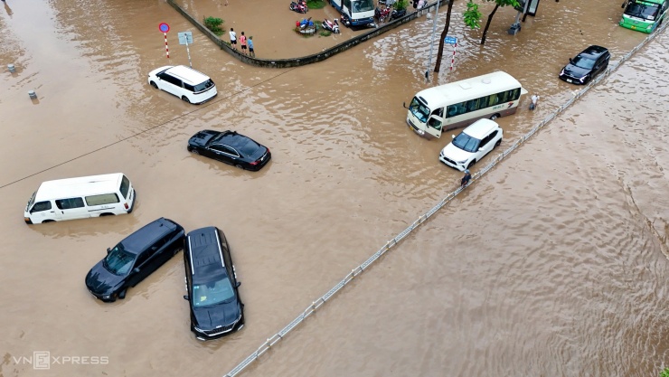 10 giờ Hà Nội ngập trong biển nước - 1